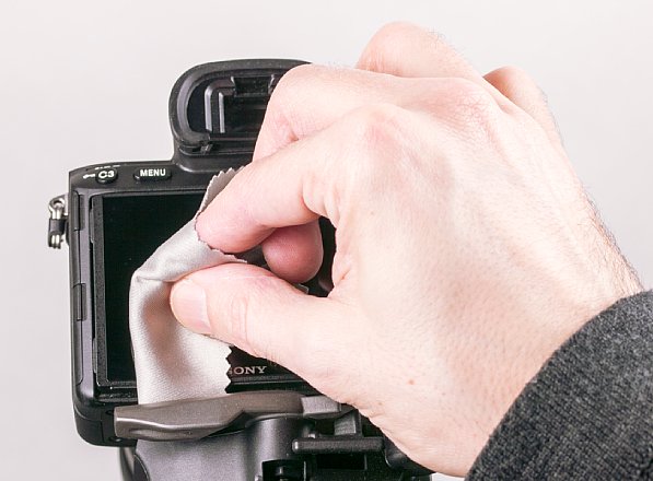 Mit dem mitgelieferten Mikrofasertuch lassen sich Staub und auch fettige Fingerabdrücke entfernen. Anschließend bitte sorgfältig kontrollieren, ob die Oberfläche tatsächlich staubfrei ist. [Foto: MediaNord]