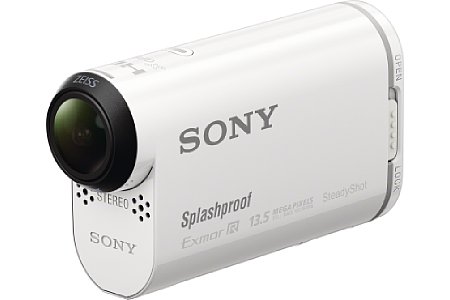 Die andere Seite der Sony HDR-AS100V hat keinerlei Bedienelemente. Auf der Vorderseite befinden sich das 170°-Objektiv und das Stereomikrofon. [Foto: Sony]