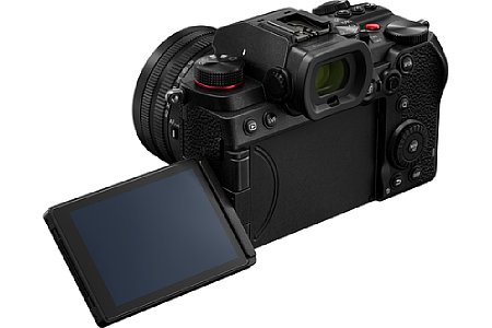 Panasonic Lumix S5D mit Objektiv S-R1840. [Foto: Panasonic]