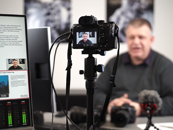 Ernst Ulrich Soja bei der Produktion des Schulungsvideos "Fortgeschrittener Kurs für Nikon". [Foto: MediaNord]