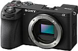 Die Sony Alpha 6700 besitzt ein ähnlich kompaktes Gehäuse wie das Vorgängermodell Alpha 6600, wobei der Handgriff zur Verbesserung der Ergonomie etwas gewachsen ist und ein vorderes Einstellrad spendiert bekommen hat. [Foto: Sony]