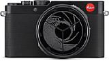 Der automatische Objektivdeckel der Leica D-Lux 7 007 Edition besitzt das berühmte Gun Barrel Design. [Foto: Leica]