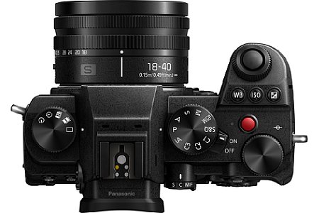 Panasonic Lumix S5D mit Objektiv S-R1840. [Foto: Panasonic]