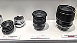 Fujifilm XF Objektiv-Mockups. Von links nach rechts das XF 16 mm F2.8 R WR (24 mm KB), das XF 16-80 mm F4 R OIS WR (24-120 mm im Kleinbildäquivalent) und das ultralichtstarke XF 33 mm F1 R WR (50 mm KB). [Foto: MediaNord]