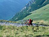 Bikerkollege Ernst auf einer hochprozentigen Schiebepassage mit irrem Ausblick, Lichtensteiner Alpen (2003) [Foto: Helmut Scherer]