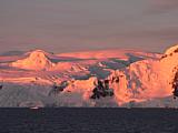 Bei untergehender Sonne fotografiert: Gerlache Strait Richtung Port Lockroy, Westliche Antarktische Halbinsel. Lumix DZ 20, 432 mm Tele [Foto: Renate Kostrzewa]