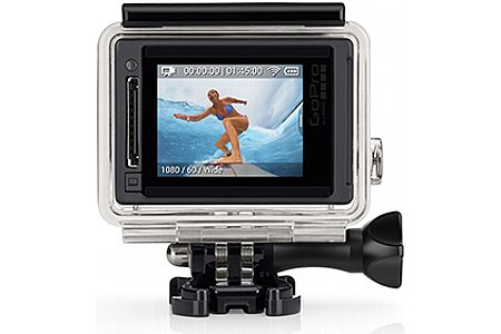 Die GoPro Hero 4 Silver Edition im Unterwassergehäuse. Von Vorne sieht man keinen Unterschied zur Black Edition. Die beiden Kontrolleuchten (bei der Hero 3 Generation noch rechts neben dem großen Druckknopf) sind jetzt neben dem LC-Display. [Foto: GoPro]