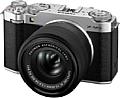 Fujifilm X-M5 mit XC 15-45 mm F3.5-5.6 OIS PZ. [Foto: Fujifilm]