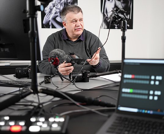 Ernst Ulrich Soja bei der Produktion des Schulungsvideo "Fortgeschrittener Kurs für Panasonic". [Foto: MediaNord]