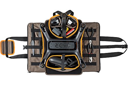 Lowepro DroneGuard Kit mit DJI Phantom Quadrokopter. Harte Stöße sind bei dieser Transportweise eher nicht zu erwarten. Der Gimbal-Kopf samt Kamera kann deshalb montiert bleiben. Die Stirnseitigen Taschen können abgenommen werden. [Foto: Lowepro]