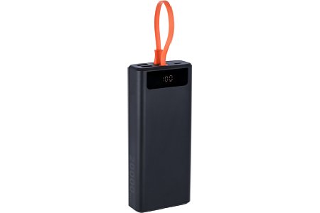 Das bei der Rollei Powerbank 20.000 mAh 65W fest angebaute Kabel dient sowohl als Eingang als auch als Ausgang. Darüber kann die Powerbank als geladen werden oder andere Geräte mit Strom versorgen. [Foto: Rollei]