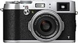 Bei der silber-schwarzen Fujifilm X100T kommt das Retro-Design besonders gut zum Tragen. Im Inneren steckt aber modernste Technik, etwa der 16 Megapixel auflösende CMOS-Sensor mit integrierten Phasenautofokussensoren. [Foto: Fujifilm]
