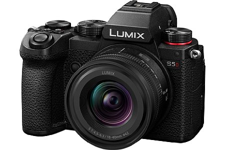 Panasonic Lumix S5D mit Objektiv S-R1840. [Foto: Panasonic]