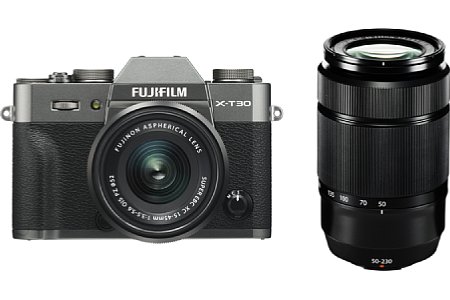 Fujifilm X-T30 mit XC 15-45 mm und XC 50-230 mm. [Foto: Fujifilm]