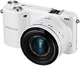 Samsung bringt die NX2000 hierzulande als NX2020 (mit 20-50mm-Objektiv) und NX2030 (mit 18-55mm-Objektiv) auf den Markt. [Foto: Samsung]