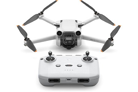 DJI Mini 3 Pro mit der RC-N1 Standard-Fernsteuerung. Diese benutzt man zusammen mit einem Smartphone. [Foto: DJI]