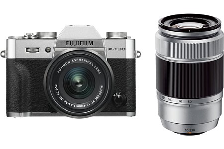 Fujifilm X-T30 mit XC 15-45 mm und XC 50-230 mm. [Foto: Fujifilm]