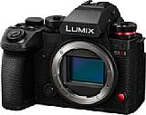 Die Panasonic Lumix DC-S1RII besitzt einen neuen, 44 Megapixel auflösenden Kleinbildsensor, der nicht nur 40 Serienbilder pro Sekunde, sondern auch Videos in voller Bildbreite mit 8K30 oder 4K120 aufnehmen kann. [Foto: Panasonic]