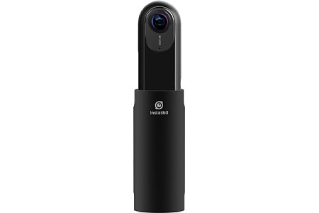 Durch ihre clevere Bauform kann die kleine Insta360 One Panoramakamera sowohl bequem in der Hand gehalten werden als auch auf Aufsteckkamera für ein Smartphone verwendet werden. [Foto: Insta360]