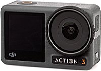 Ein nettes Detail der DJI Osmo Action 3: In dem O im Schriftzug "Action" befindet sich der Sensor für den Weißabgleich. Links und Rechts des Schriftzugs befinden sich die beiden Öffnungen für die (Stereo-)Mikrofone. [MediaNord]