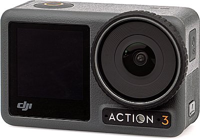 Ein nettes Detail der DJI Osmo Action 3: In dem O im Schriftzug "Action" befindet sich der Sensor für den Weißabgleich. Links und Rechts des Schriftzugs befinden sich die beiden Öffnungen für die (Stereo-)Mikrofone. [MediaNord]