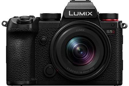 Panasonic Lumix S5D mit Objektiv S-R1840. [Foto: Panasonic]