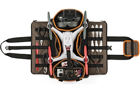 Lowepro DroneGuard Kit mit DJI Phantom Quadrokopter. Harte Stöße sind bei dieser Transportweise eher nicht zu erwarten. Der Gimbal-Kopf samt Kamera kann deshalb montiert bleiben. Die Stirnseitigen Taschen können abgenommen werden. [Foto: Lowepro]