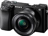 Sony Alpha 6100 mit 16-50 mm. [Foto: Sony]