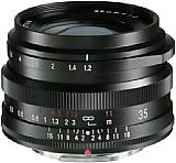 Für seine hohe Lichtstärke ist das Voigtländer Nokton 35 mm F1.2 X verhältnismäßig kompakt (7 x 4 cm), leicht (unter 200 g) und preisgünstig (650 €). [Foto: Voigtländer]