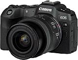 Dank ergonomischem Kunststoffgehäuse ist die Canon EOS R8 trotz ihrer Größe gut zu greifen. [Foto: MediaNord]
