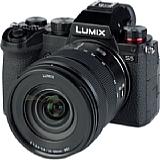 Panasonic Lumix DC-S5 mit S 20-60 mm. [Foto: MediaNord]