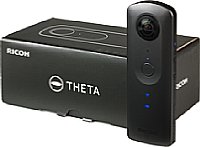 Ricoh Theta V mit Verpackung. [MediaNord]