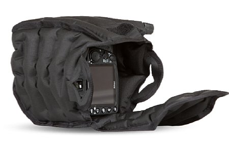 Das Wandrd Veer Ruckack (links im Bild) hat immer das aufblasbare Rückenpolster (Mitte) dabei. Im Photo Bundle ist zusätzlich der (auch separat erhältliche) aufblasbare Camera Cube (rechts im Bild) dabei. Ein Preisvorteil ergibt sich aus dem Bundle nicht. [Foto: Wandrd]