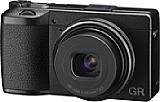 Die Ricoh GR IIIx besitzt als einzige Hardware-Neuerung gegenüber der GR III ein längerbrennweitiges Objektiv. Es deckt ein Kleinbildäquivalent von 40 mm ab. [Foto: Ricoh]