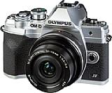 Olympus OM-D E-M10 Mark IV mit 14-42 mm. [Foto: MediaNord]