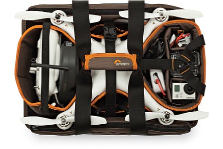 Lowepro DroneGuard Kit mit DJI Phantom Quadrokopter. Harte Stöße sind bei dieser Transportweise eher nicht zu erwarten. Der Gimbal-Kopf samt Kamera kann deshalb montiert bleiben. Die Stirnseitigen Taschen können abgenommen werden. [Foto: Lowepro]