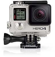 Die GoPro Hero 4 Silver Edition im Unterwassergehäuse. Von vorne sieht man keinen Unterschied zur Black Edition. Die beiden Kontrollleuchten (bei der Hero 3 Generation noch rechts neben dem großen Druckknopf) sind jetzt neben dem LC-Display. [GoPro]