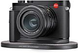 Leica Q3 mit Handgriff HG-D C1 auf Wireless Charger. [Foto: Leica]