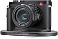 Leica Q3 mit Handgriff HG-D C1 auf Wireless Charger. [Foto: Leica]