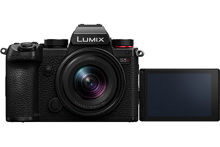 Panasonic Lumix S5D mit Objektiv S-R1840. [Foto: Panasonic]