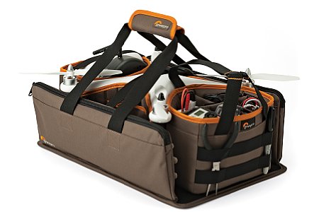 Lowepro DroneGuard Kit mit DJI Phantom Quadrokopter. Harte Stöße sind bei dieser Transportweise eher nicht zu erwarten. Der Gimbal-Kopf samt Kamera kann deshalb montiert bleiben. Die Stirnseitigen Taschen können abgenommen werden. [Foto: Lowepro]