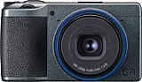 Der blaue Zierring der Ricoh GR IIIx Urban Edition sorgt für einen optischen Akzent um das Objektiv herum. [Foto: Ricoh]