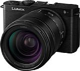 In Schwarz ist die Panasonic Lumix DC-S9 auch im Set mit dem Reisezoom S 28-200 mm F4-7.1 Macro OIS (S-R28200E) zu haben. [Foto: Panasonic]