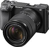 Sony Alpha 6400 mit E 18-135 mm F3.5-5.6 OSS. [Foto: Sony]