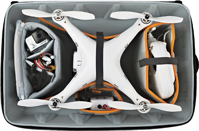 Lowepro DroneGuard CS 400 mit DJI Phantom, die Propeller können zum Transport montiert bleiben. [Foto: Lowepro]