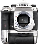 Pentax K-1 Limited Silver mit Batteriegriff. [Foto: Ricoh]
