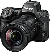 Die Nikon Z 8 bietet die Technologie des Profimodells Z 9 im kompakteren, preisgünstigeren Gehäuse. Sie ist zudem das Quasi-Nachfolgemodell der DSLR Nikon D850. Die Z 8 ist sogar im Set mit dem Objektiv Nikkor Z 24.120 mm F4 S erhältlich. [Foto: Nikon]
