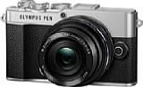 Die 337 Gramm leichte und sehr kompakte Olympus Pen E-P7 soll mit ihrem Retro-Design an die originale Olympus Pen von 1959 erinnern. [Foto: Olympus]