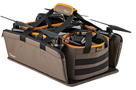 Lowepro DroneGuard Kit mit DJI Phantom Quadrokopter. Harte Stöße sind bei dieser Transportweise eher nicht zu erwarten. Der Gimbal-Kopf samt Kamera kann deshalb montiert bleiben. Die Stirnseitigen Taschen können abgenommen werden. [Foto: Lowepro]