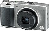 Die Ricoh GR II Silver Edition ist, wie nicht anders zu erwarten, Silber. Technisch ist sie identisch zur schwarzen GR II. [Foto: Ricoh]